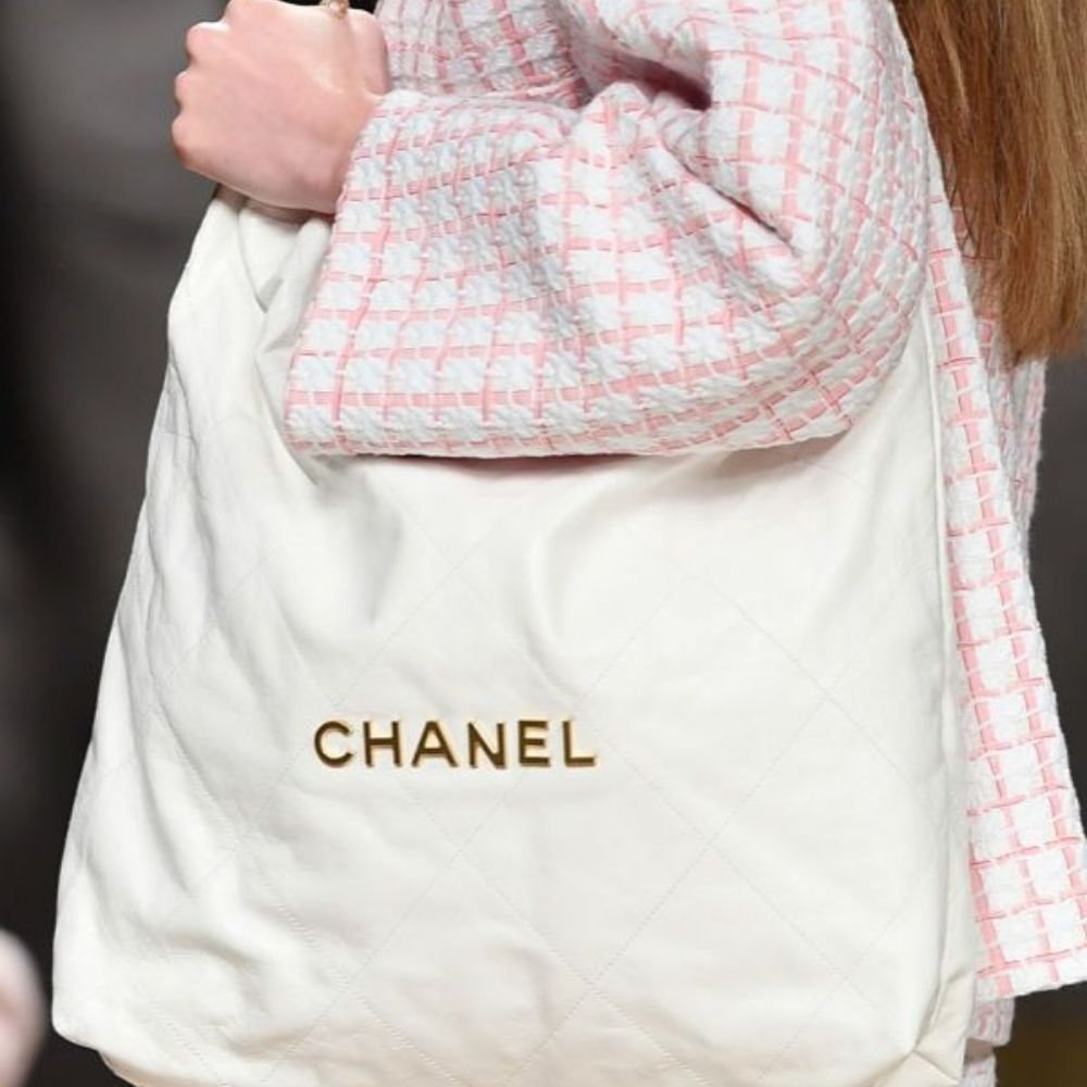 Chanel 22 Maxi Handbag White 42Cm AS3261