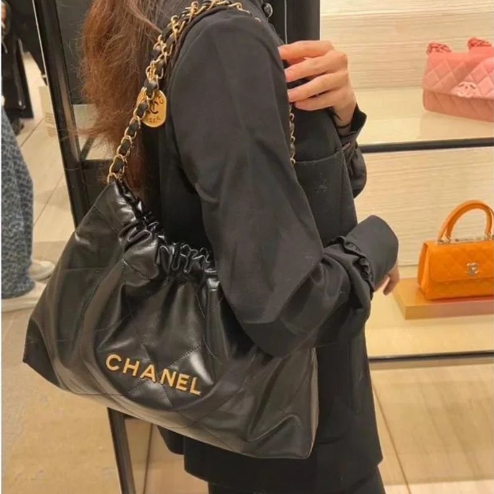 Chanel 22 Medium East West Bag Leather Black 39Cm