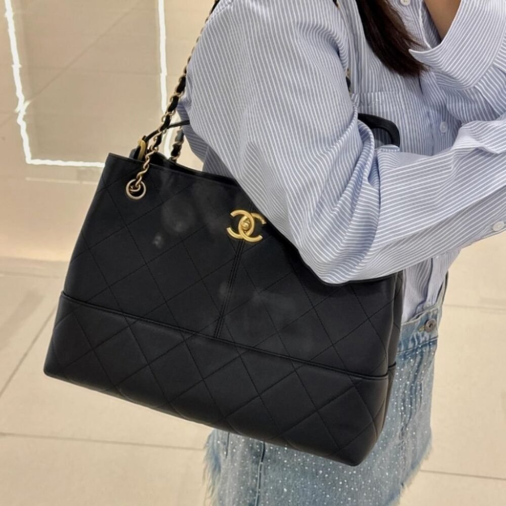 Chanel 25A Hobo Bag Gold Tone Hardware Black 28Cm