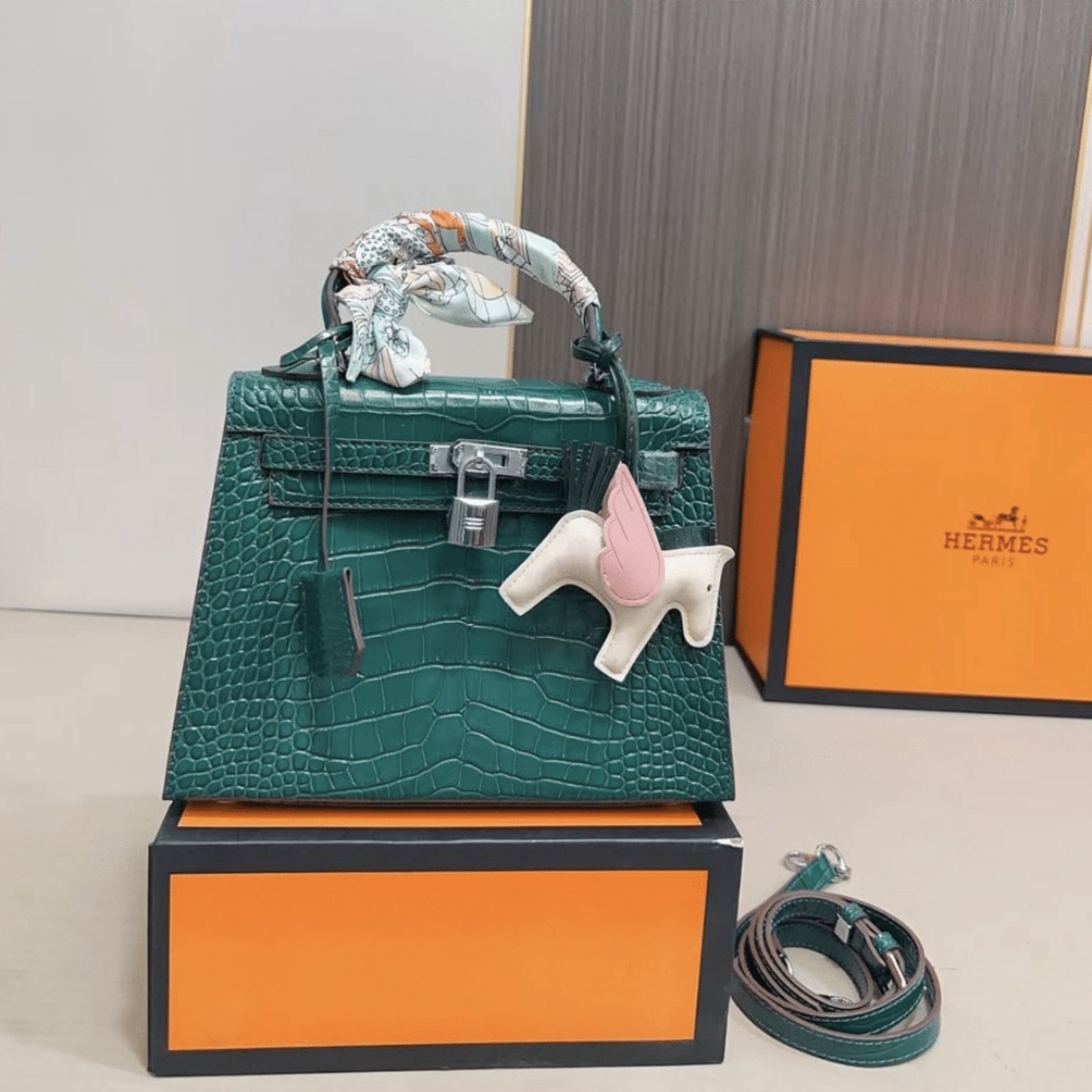 Hermès Kelly 25 Retourne Alligator Emerald Green Silver Toned Hardware