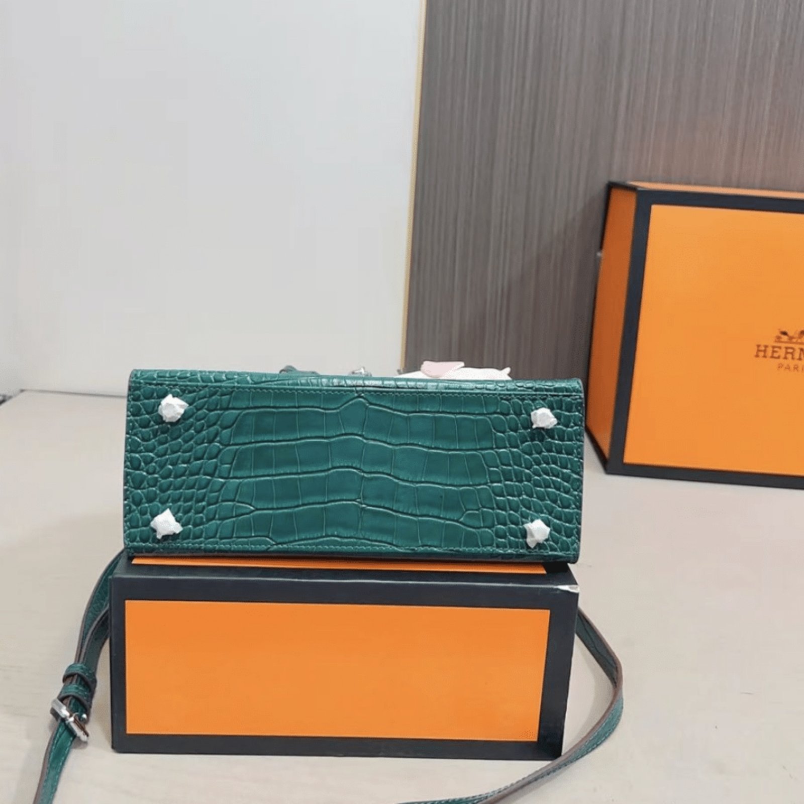 Hermès Kelly 25 Retourne Alligator Emerald Green Silver Toned Hardware