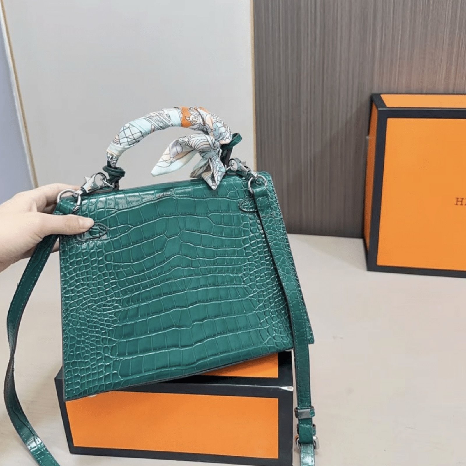 Hermès Kelly 25 Retourne Alligator Emerald Green Silver Toned Hardware