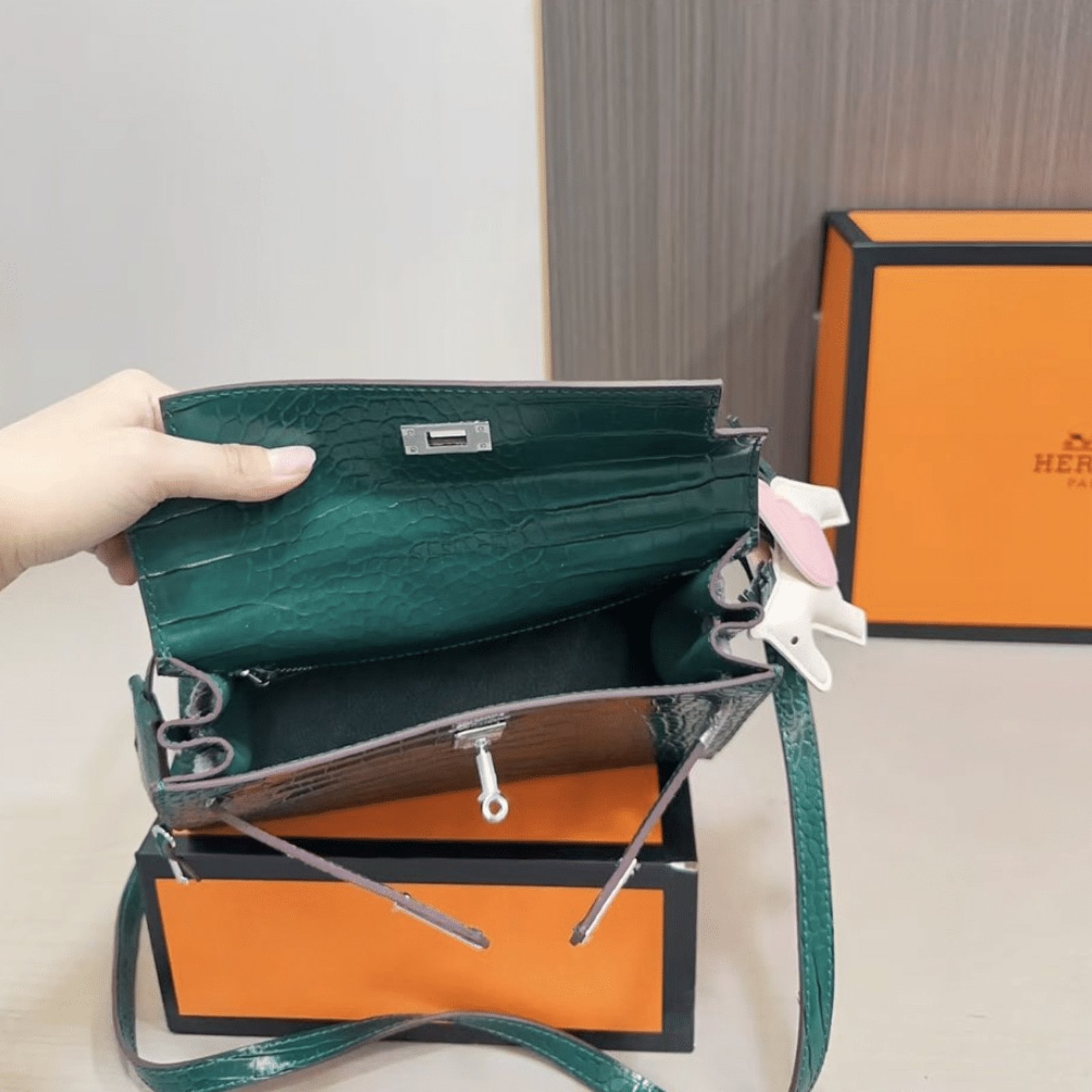 Hermès Kelly 25 Retourne Alligator Emerald Green Silver Toned Hardware