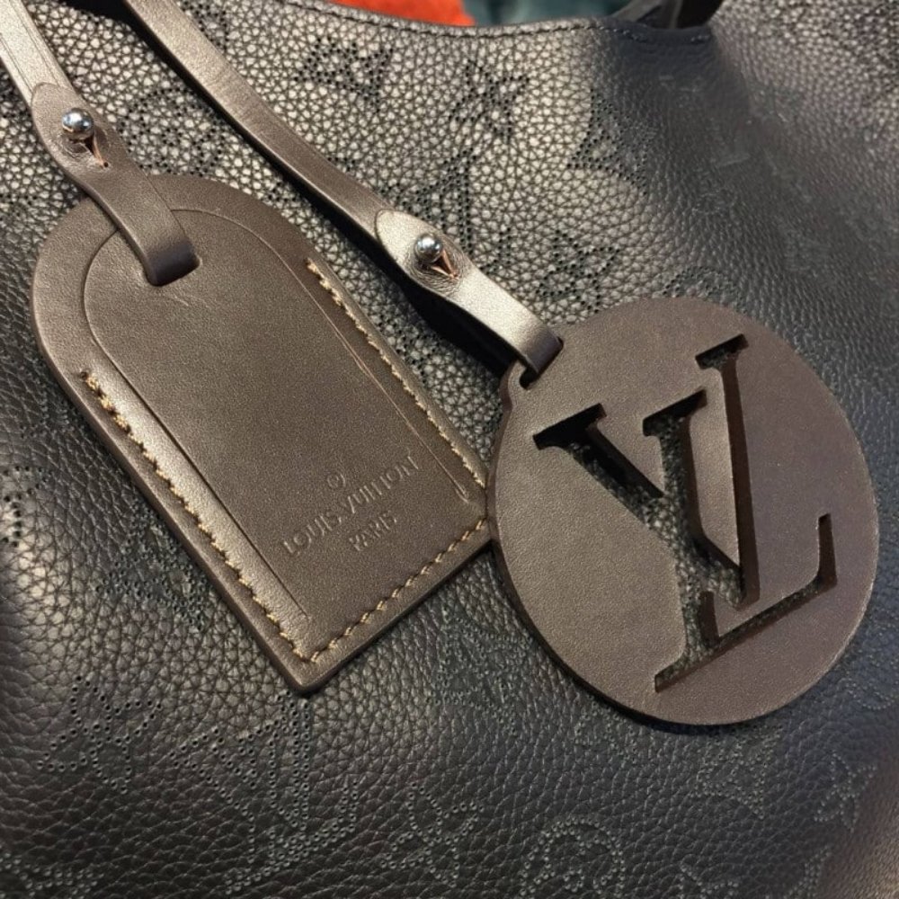 Louis Vuitton Carmel Mahina Black 40Cm M52950