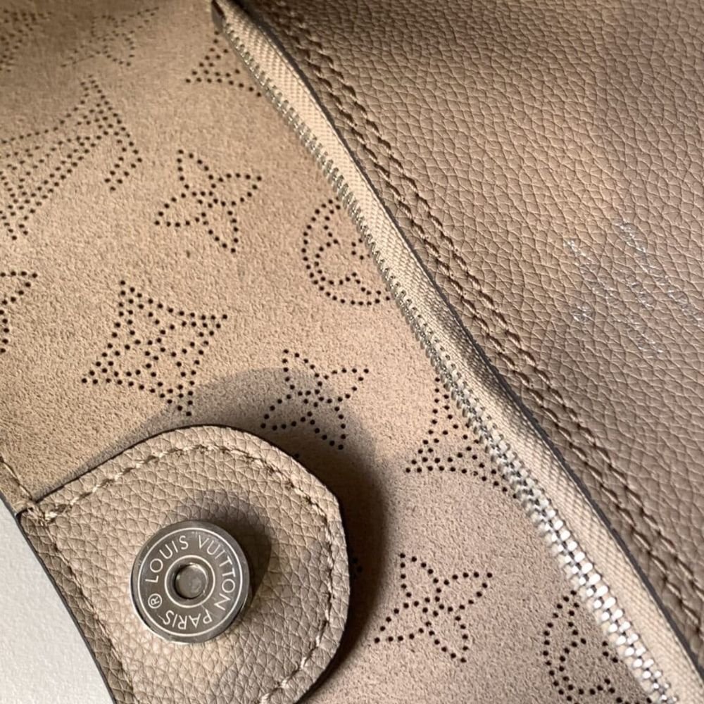 Louis Vuitton Carmel Mahina Gray 40Cm M56084