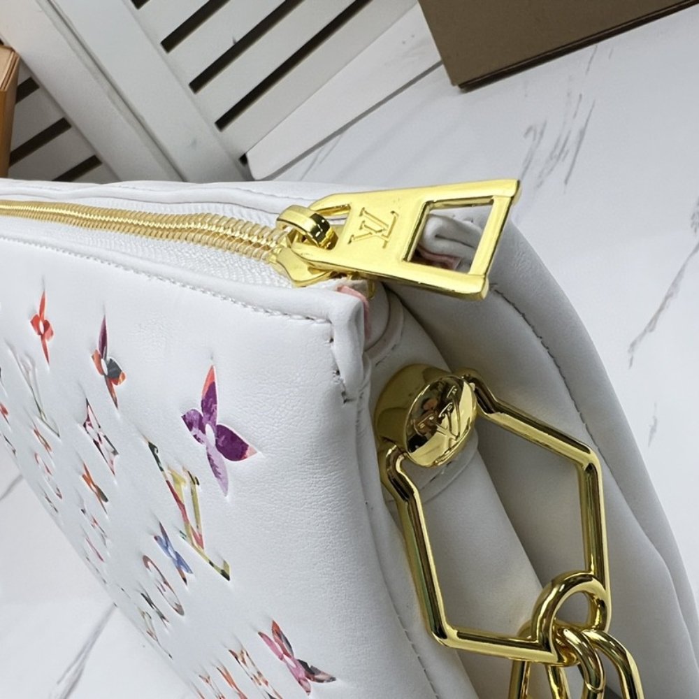 Louis Vuitton Coussin PM White 26Cm M21209