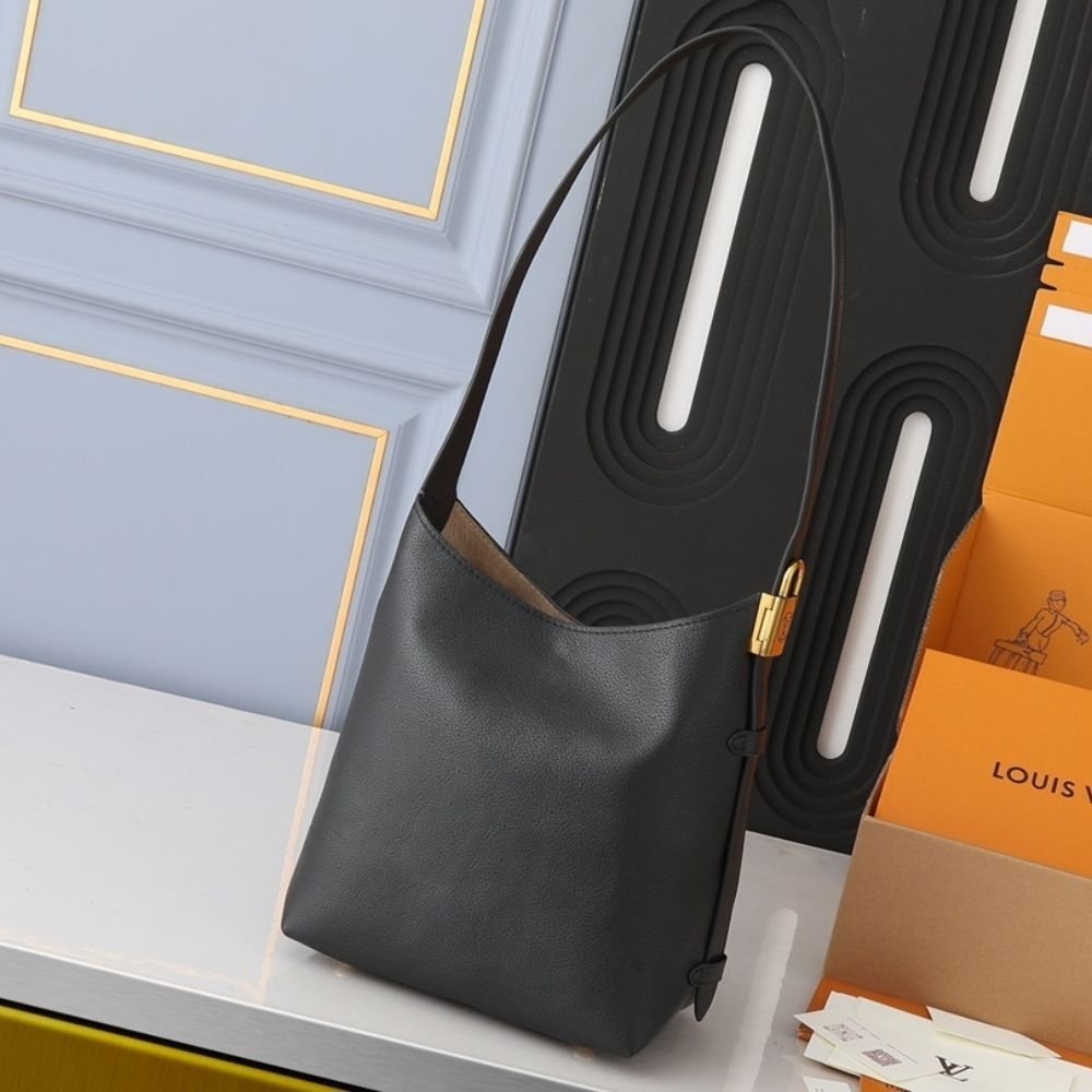 Louis Vuitton Low Key PM Hobo Black 28Cm M25352