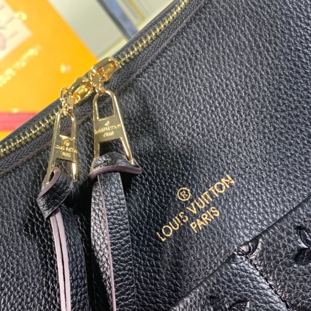 Louis Vuitton Maida Hobo Black 32Cm M45522
