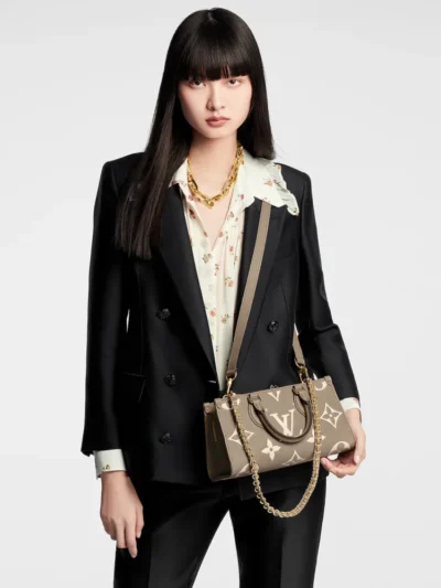 Louis Vuitton Onthego East West Cream 25Cm M23641