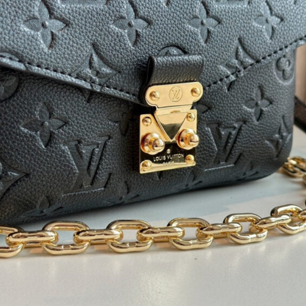 Louis Vuitton Pochette Métis East West Black 21Cm M46595