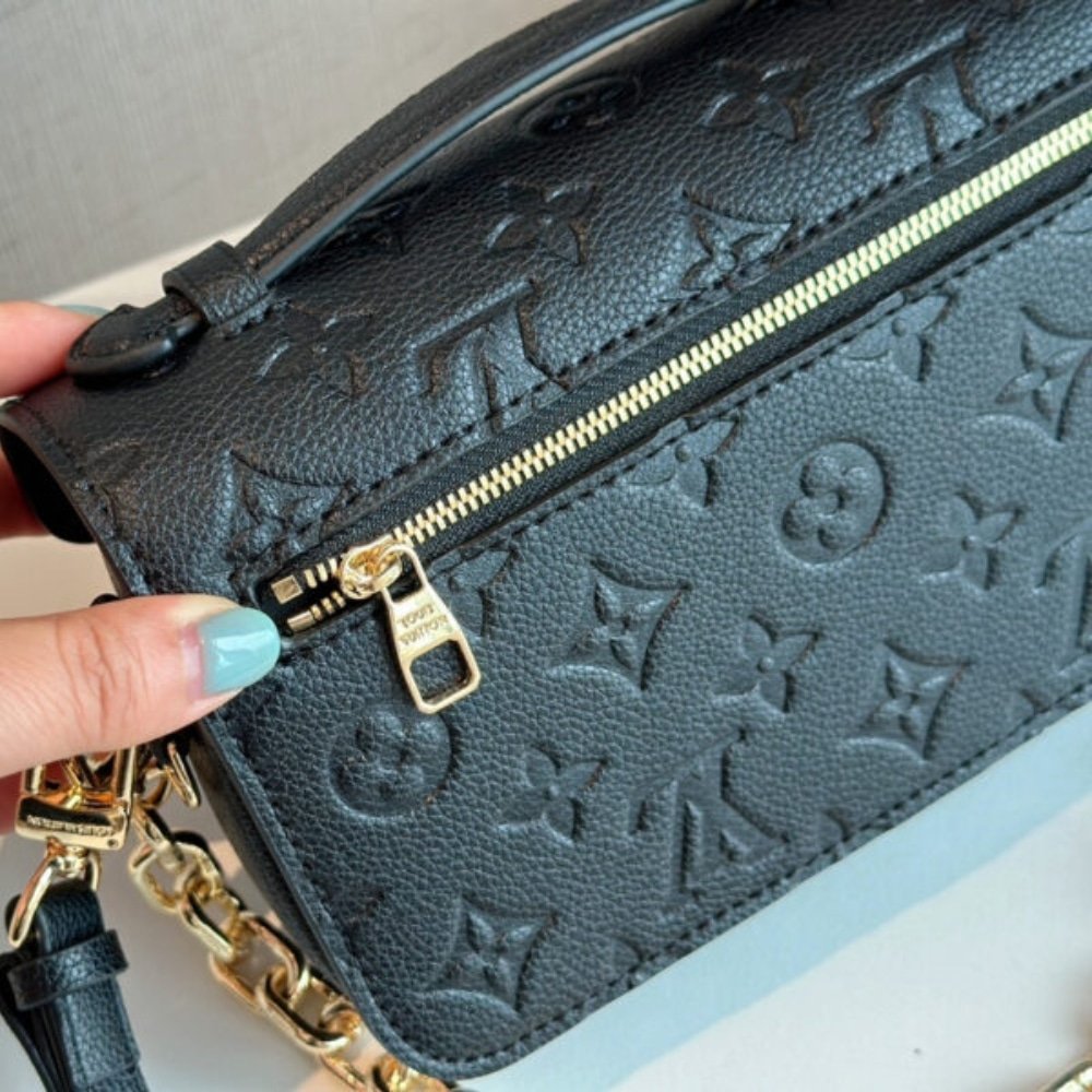 Louis Vuitton Pochette Métis East West Black 21Cm M46595