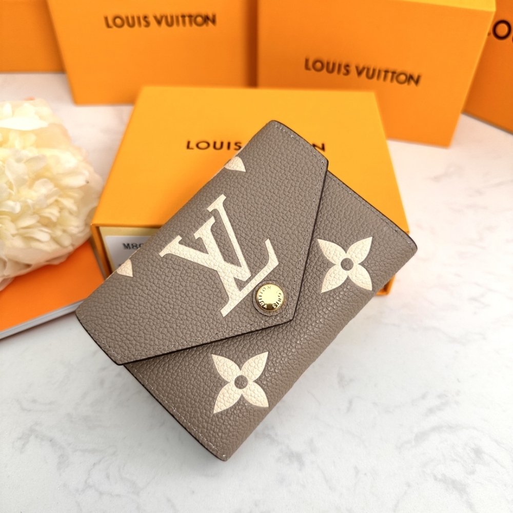 Louis Vuitton Victorine Wallet Beige 12Cm M81861