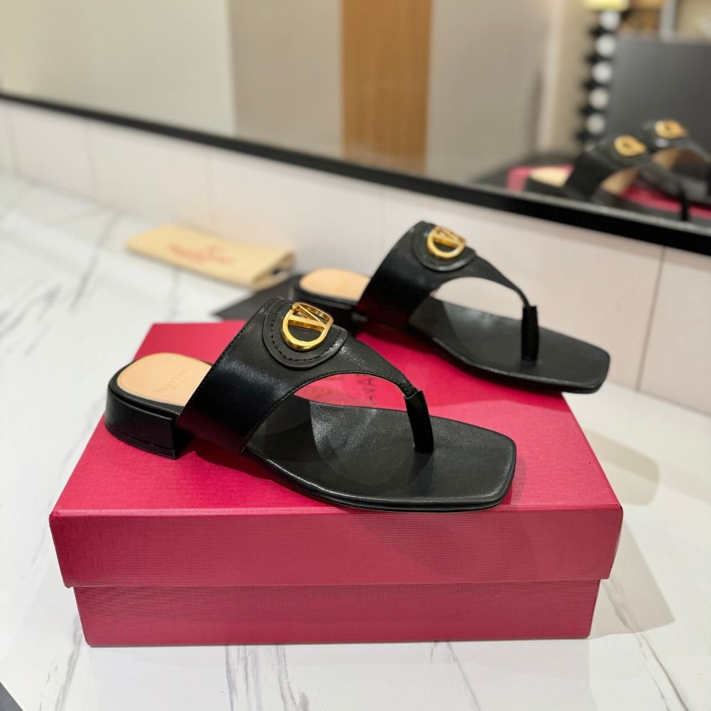 Valentino Garavani Vlogo Signature Thong Sandals Black 6W2S0LA9DSH