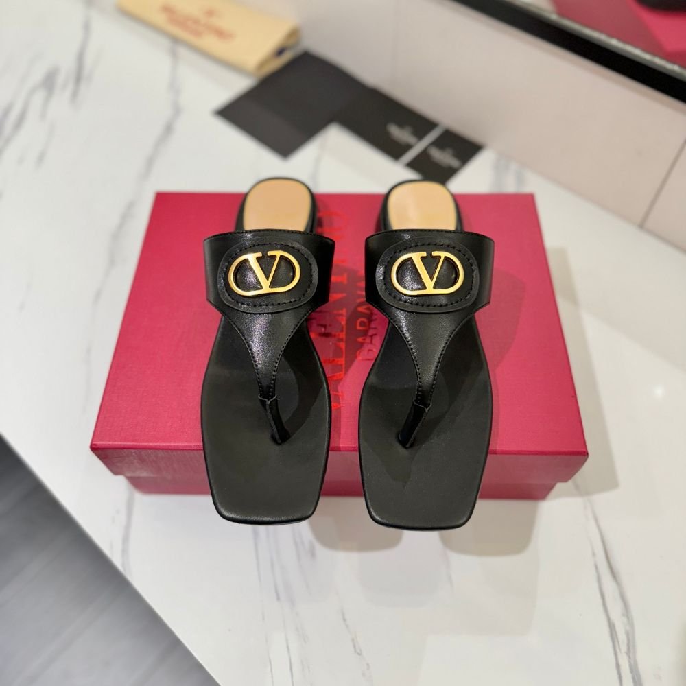 Valentino Garavani Vlogo Signature Thong Sandals Black 6W2S0LA9DSH