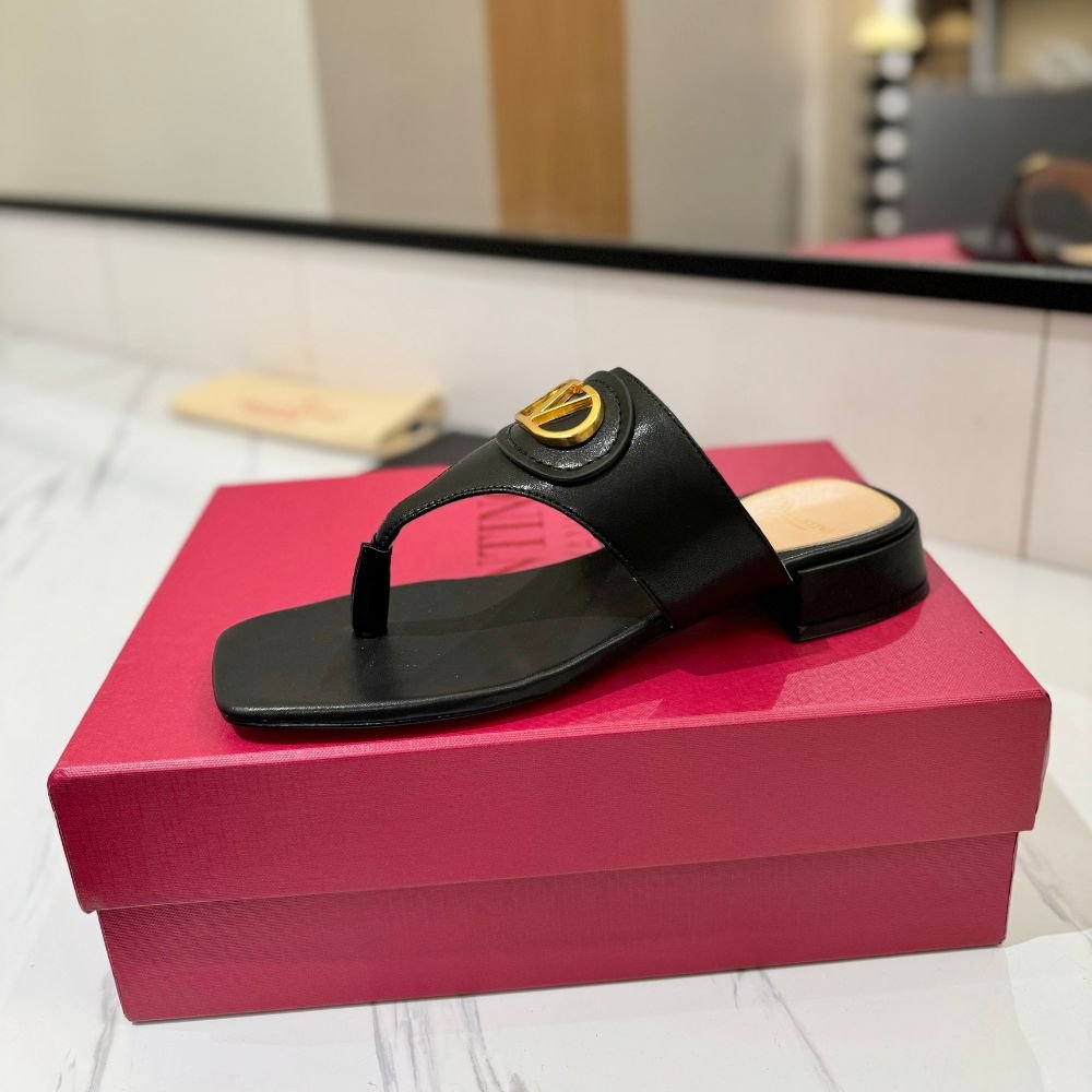Valentino Garavani Vlogo Signature Thong Sandals Black 6W2S0LA9DSH