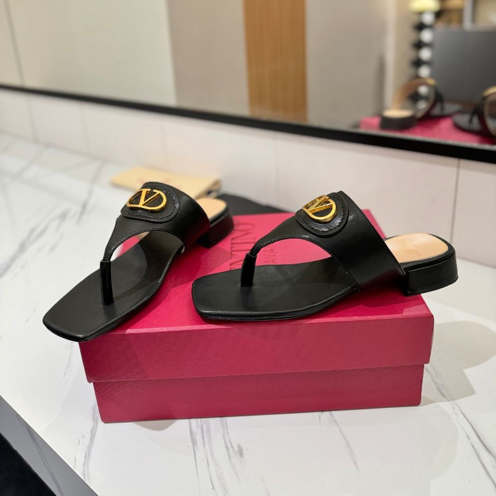Valentino Garavani Vlogo Signature Thong Sandals Black 6W2S0LA9DSH