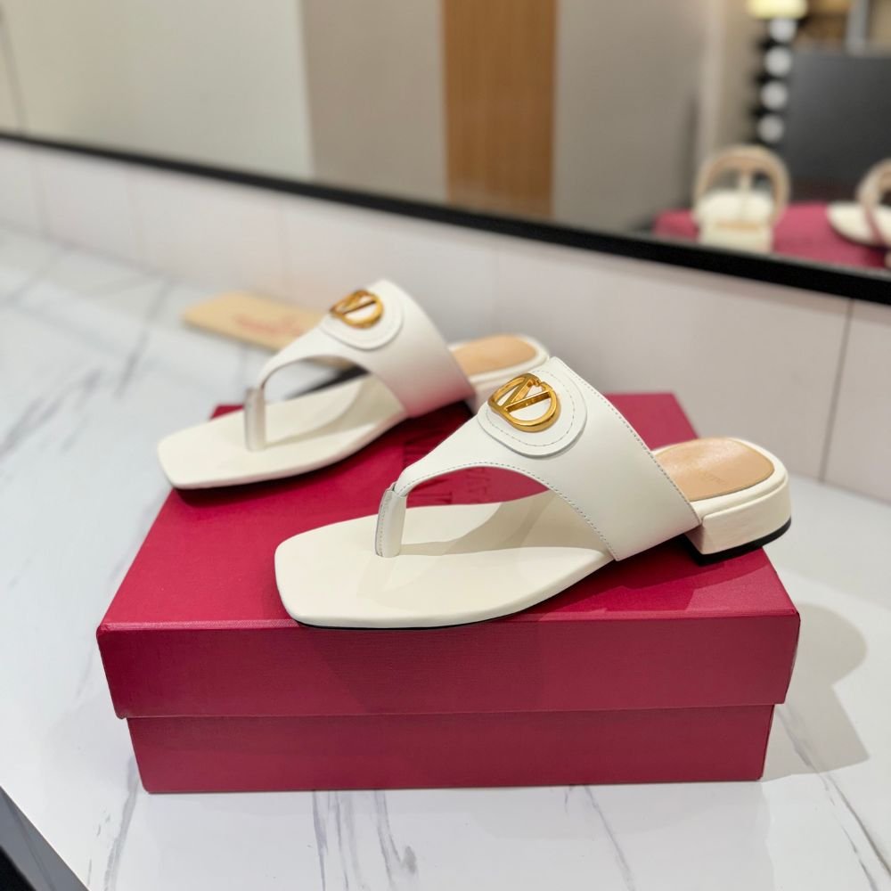 Valentino Garavani Vlogo Signature Thong Sandals White 6W2S0LA9DSH 098
