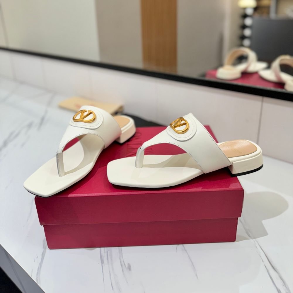 Valentino Garavani Vlogo Signature Thong Sandals White 6W2S0LA9DSH 098